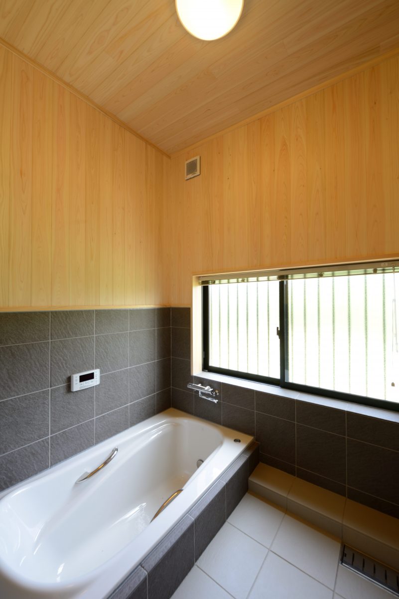 天然木を使った浴室