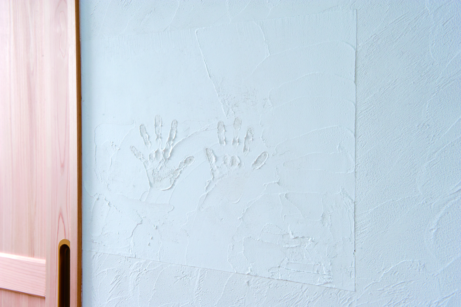 漆喰壁につけた家族の手形